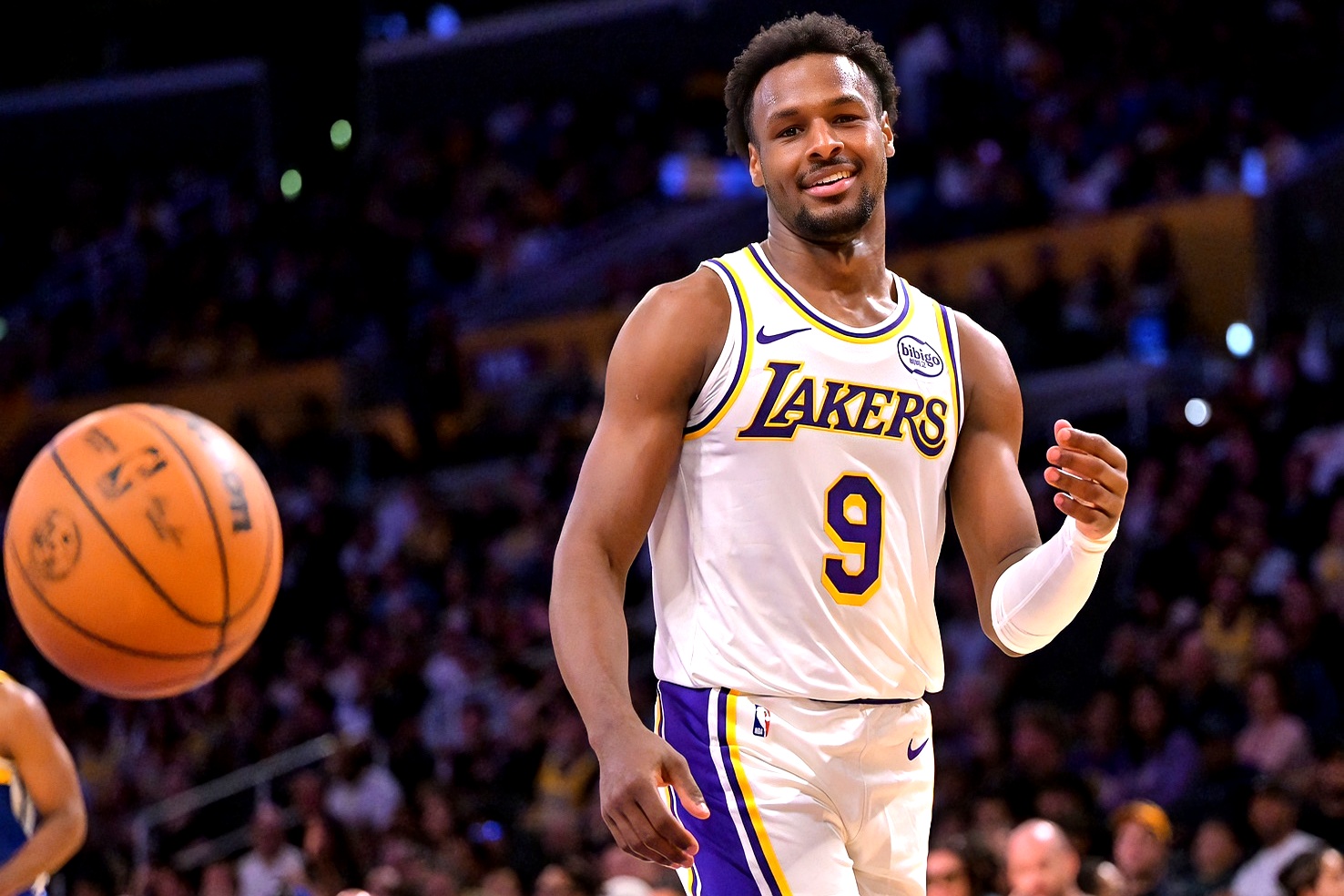 冲刺阶段洛杉矶湖人调整名单以备欧冠广厦男篮窗口期门线救险，巴特勒关键节点赛况扑朔迷离直接炸裂